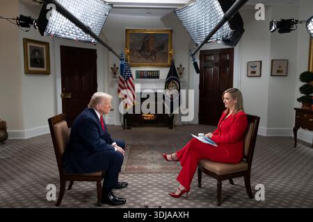 Washington, Vereinigte Staaten von Amerika. 11. Januar 2026. US-Präsident Donald Trump, nimmt an einem Interview mit Katie Pavlich von News Nation im Roosevelt Room des Weißen Hauses am 11. Januar 2026 in Washington, D.C., Teil. Credit: Joyce Boghosian/White House Photo/Alamy Live News Stockfoto