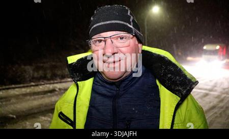 REKORDDATUM NICHT ANGEGEBEN 260126Wintereinbruch News ID: EN 2026-01-26, Neuschnee verwandelt Straßen in Rutschbahnen LKW s bleiben an Steigungen hängen Stollberg. Während Eisregen in Ostsachsen die Straßen und Gehwege in gefährlichen Rutschbahnen verwandelte, war es in Westsachsen und im Erzgebirge, starker Schneefall. Dieser Lies Autos, Landschaft und Straßen einschneien und sorgte für Glätte. Einige LKW-Fahrer die auf der A72 bei Stollberg unterwegs waren, gehen auf Grund der Wetterlage auf Nummer sicher und steuerten den nächstgelegenen Park-oder Autobahnrastplatz an. So auch Thomas Mahlich und Stockfoto