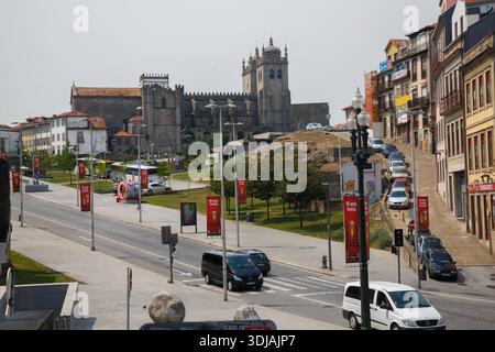 Die gotische Kirche der SE-Kathedrale und die typischen Gebäude im portugiesischen Stil von Porto, Portugal Stockfoto
