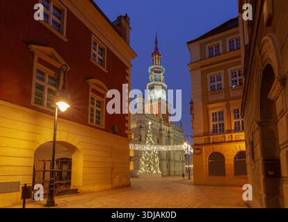 Festlicher Weihnachtsbaum mit leuchtenden Lichtern im Zentrum von Posen Alten Marktplatz, umgeben von farbenfrohen historischen Gebäuden und Stockfoto