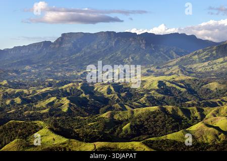 Sanfte grüne Hügel und bewaldete Täler erstrecken sich über den Koroyanitu-Nationalpark im Inneren von Viti Levu, Fidschi. Stockfoto