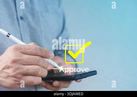 Nahaufnahme der Hände mit Eingabestift auf dem Smartphone mit dem Häkchen „Genehmigen“, Konzept der digitalen Signatur, Online-Autorisierung, sichere Bestätigung, Fintech Stockfoto