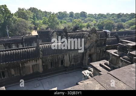 Endloser Korridor - im Angkor Wat Tempel in der Nähe von Siem Reap, Kambodscha - beeindruckende alte Baukunst Stockfoto