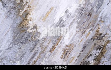 Elegante, helle, von Marmor inspirierte abstrakte Textur mit diagonaler Bewegung und dezenten Goldakzenten, perfekt für luxuriöses und modernes Design. Stockfoto
