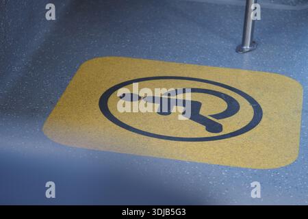 Schilder auf der Busetage mit Rollstuhlzugänglichkeit Stockfoto