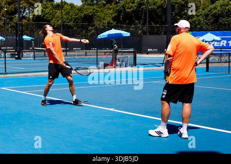 Melbourne, Australien. Januar 2026. Tennisprofi Alexander Zverev (l) steht auf dem Platz während des Serviertrainings mit seinem Vater und Trainer Alexander Zverev sr. (R). Im Viertelfinale der Australian Open trifft der Deutsche am Dienstag auf Learner Tien aus den USA. Frank Molter/dpa/Alamy Live News Stockfoto