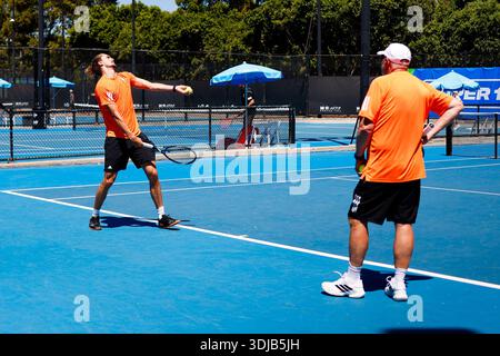 Melbourne, Australien. Januar 2026. Tennisprofi Alexander Zverev (l) steht auf dem Platz während des Serviertrainings mit seinem Vater und Trainer Alexander Zverev sr. (R). Im Viertelfinale der Australian Open trifft der Deutsche am Dienstag auf Learner Tien aus den USA. Frank Molter/dpa/Alamy Live News Stockfoto