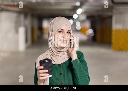 Frau in Hijab am Telefon Stockfoto