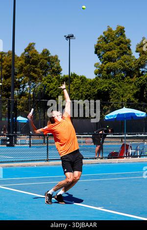 Melbourne, Australien. Januar 2026. Tennisprofi Alexander Zverev steht während des Serviertrainings auf dem Platz. Im Viertelfinale der Australian Open trifft der Deutsche am Dienstag auf Learner Tien aus den USA. Frank Molter/dpa/Alamy Live News Stockfoto