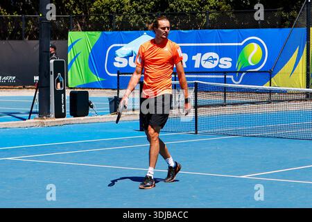 Melbourne, Australien. Januar 2026. Tennisprofi Alexander Zverev steht während des Serviertrainings auf dem Platz. Im Viertelfinale der Australian Open trifft der Deutsche am Dienstag auf Learner Tien aus den USA. Frank Molter/dpa/Alamy Live News Stockfoto
