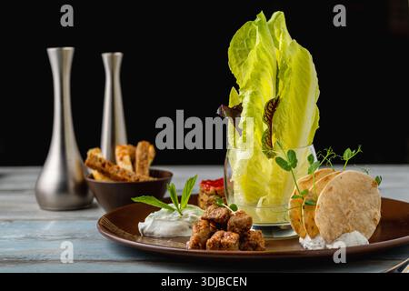 Moderner Gourmet-Vorspeiseteller mit verschiedenen Häppchen und Saucen Stockfoto