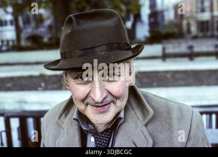 London, Vereinigtes Königreich - 29. oktober 1991: Porträt eines freundlich aussehenden älteren Mannes mit Hut in London. Stockfoto