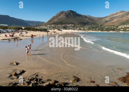 Kapstadt, Südafrika - 15. April 2018: Die Menschen genießen den Strand von Kapstadt, Südafrika. Stockfoto