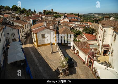 Blick von den Mauern von Óbidos auf das historische Zentrum an einem Sommertag - Óbidos, Portugal Stockfoto