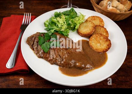 Gegrilltes Rindersteak mit Pfeffersoße, Gemüse und Kartoffeln Stockfoto