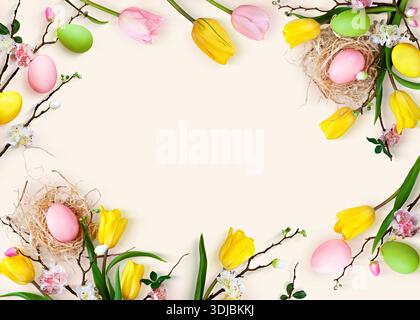 Helle Tulpen, bunte Eier und Vogelnester bilden eine festliche Grenze auf einem hellen cremefarbenen Hintergrund, perfekt für Frühlings- oder Ostermotive. Stockfoto