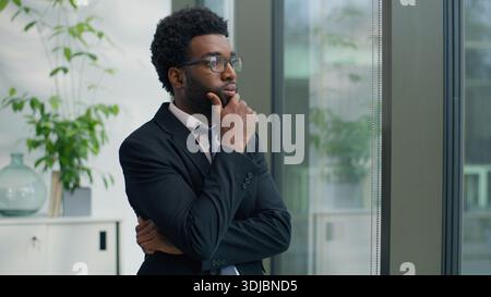 Zögern Sie kreativ nachdenklich afroamerikanischer Mann Geschäftsmann männlicher Unternehmer Geschäftsmann Denken Idee Startup Unternehmenslösung ernsthafte Betrachtung Stockfoto