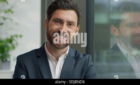 Porträt glücklich lächelnd zuversichtlicher kaukasischer Geschäftsmann mittleren Alters, der in die Kamera schaut, lächelnd im Büro erwachsener Geschäftsmann männlicher Manager Arbeitgeber Stockfoto