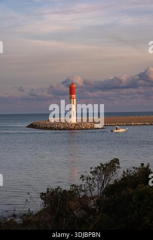 Ein malerischer Blick auf den berühmten Leuchtturm (Le Phare) in Antibes, Frankreich, der sich an einem Steinbruch an einem ruhigen Abend oder Morgen befindet. Highlights Stockfoto