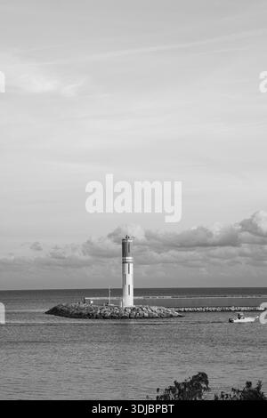 Ein malerischer Blick auf den berühmten Leuchtturm (Le Phare) in Antibes, Frankreich, der sich an einem Steinbruch an einem ruhigen Abend oder Morgen befindet. Highlights Stockfoto