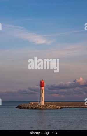 Ein malerischer Blick auf den berühmten Leuchtturm (Le Phare) in Antibes, Frankreich, der sich an einem Steinbruch an einem ruhigen Abend oder Morgen befindet. Highlights Stockfoto