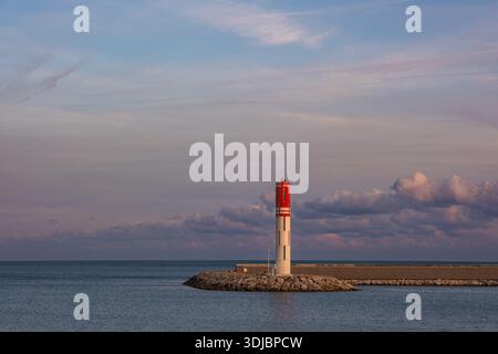 Ein malerischer Blick auf den berühmten Leuchtturm (Le Phare) in Antibes, Frankreich, der sich an einem Steinbruch an einem ruhigen Abend oder Morgen befindet. Highlights Stockfoto
