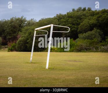 In einem Küstenpark in der Nähe des Strandes in New South Wales, Australien, befinden sich verwinkelte und verwitterte Fußball-Torrahmen. Stockfoto