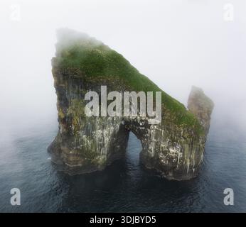 Färöer Inseln - der wunderschöne Drangarnir Arch in der Atlantiklandschaft mit Klippen von Drohne Stockfoto