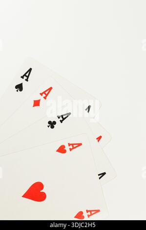 Draufsicht der Spielkarten auf weißem Hintergrund. Vier Asskarten, Brettspiel, Poker. Kopierraum, flach. Stockfoto