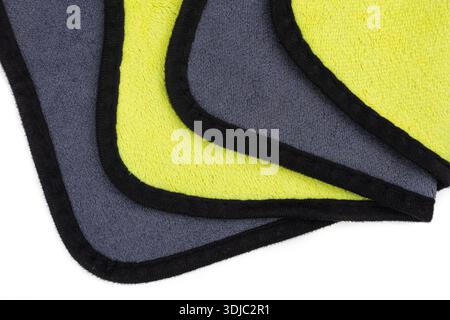 Reinigungstuchstapel isoliert. Wischen Sie Tuch, reinigen Sie Mikrofasertuch, wischen Sie Baumwollserviette, Mikrofasergewebe, Küchentücher auf weißem Hintergrund ab Stockfoto