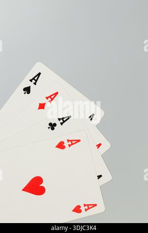 Draufsicht der Spielkarten auf weißem Hintergrund. Vier Asskarten, Brettspiel, Poker. Kopierraum, flach. Stockfoto