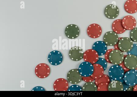 Draufsicht der Pokerchips auf grauem Hintergrund. Viele Spielchips. Brettspiel, Karten spielen, Poker, Casino. Kopierraum, flach. Stockfoto