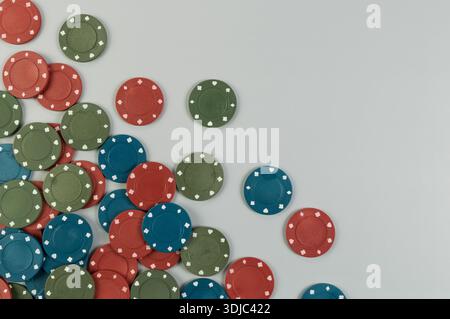 Draufsicht der Pokerchips auf grauem Hintergrund. Viele Spielchips. Brettspiel, Karten spielen, Poker, Casino. Kopierraum, flach. Stockfoto