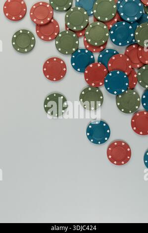 Draufsicht der Pokerchips auf grauem Hintergrund. Viele Spielchips. Brettspiel, Karten spielen, Poker, Casino. Kopierraum, flach. Stockfoto