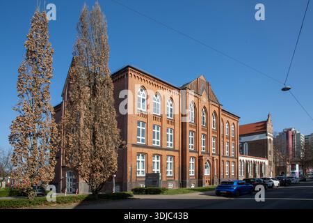 Bielefeld, Deutschland - 8. März 2025: Historisches Krankenhausgebäude in Bielefeld, das heute der Universität dient. Stockfoto