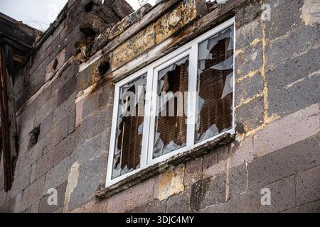 Verruiniertes altes Haus Detail mit kaputtem Glasfenster Stockfoto