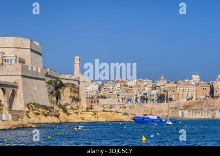 Stadt Valletta und Fort St. Angelo in Birgu, Blick vom Grand Harbour. Stockfoto