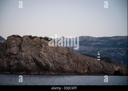 Leuchtturm auf Rocky Cliff mit Blick auf Mallorcas Küstengebirge Stockfoto