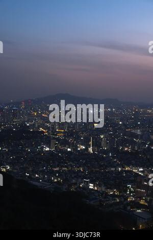 Nächtliches Stadtbild von Seoul von einem erhöhten Aussichtspunkt aus gesehen, mit dichten städtischen Gebäuden, beleuchteten Fenstern und mehrschichtigen Stadtlichtern Stockfoto