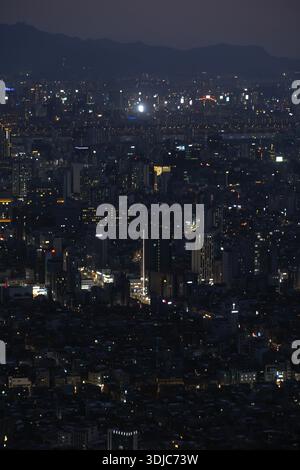Nächtliches Stadtbild von Seoul von einem erhöhten Aussichtspunkt aus gesehen, mit dichten städtischen Gebäuden, beleuchteten Fenstern und mehrschichtigen Stadtlichtern Stockfoto