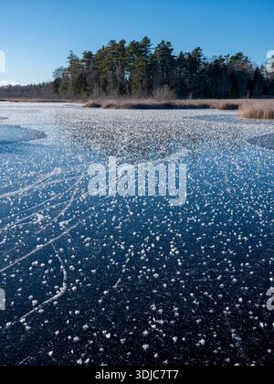 Gefrorener Teich mit Eiskristallen in Maine Stockfoto