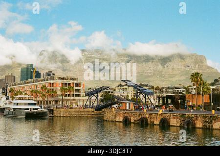 Malerischer Blick auf das Wasser und den Tafelberg in Kapstadt Stockfoto