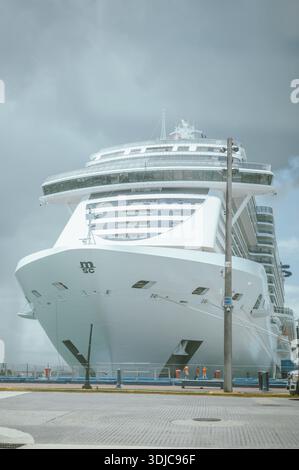 San Juan, PR - 20. Mai 2025: MSC-Kreuzfahrtschiff legt im Hafen an Stockfoto