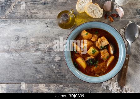 Kabeljau mit Kartoffeln. Traditionelles spanisches Gericht. Stockfoto