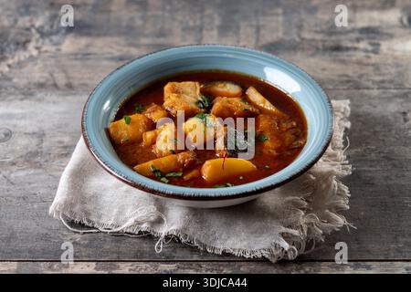 Kabeljau mit Kartoffeln. Traditionelles spanisches Gericht. Stockfoto