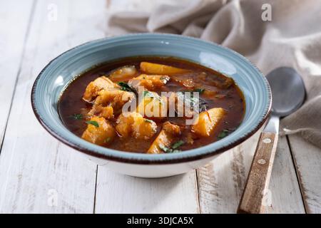 Kabeljau mit Kartoffeln. Traditionelles spanisches Gericht. Stockfoto