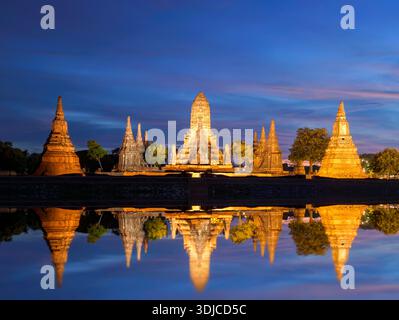 Wat Chaiwattanaram spiegelt sich nachts in einem See, Ayutthaya Historical Park, Thailand Stockfoto