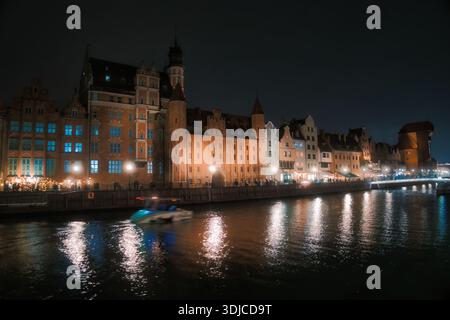Dramatische nächtliche Aussicht auf historische Gebäude entlang der Mot Stockfoto