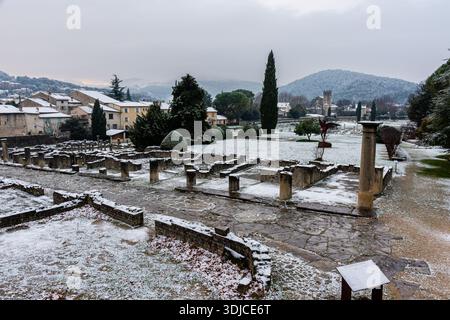 Winterblick auf die römischen Ruinen von Vaison-la-Romaine an einem bewölkten Tag, mit alten Steinmauern, Säulen und archäologischen Überresten in sanften, stummen Farben Stockfoto