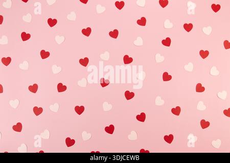 Ansicht von oben auf rote und rosa Herzen auf rosa Hintergrund. Valentinstag, rosafarbene Herzen, rote Herzen, Liebestapete. Flache Ladefläche, Kopierraum. Stockfoto